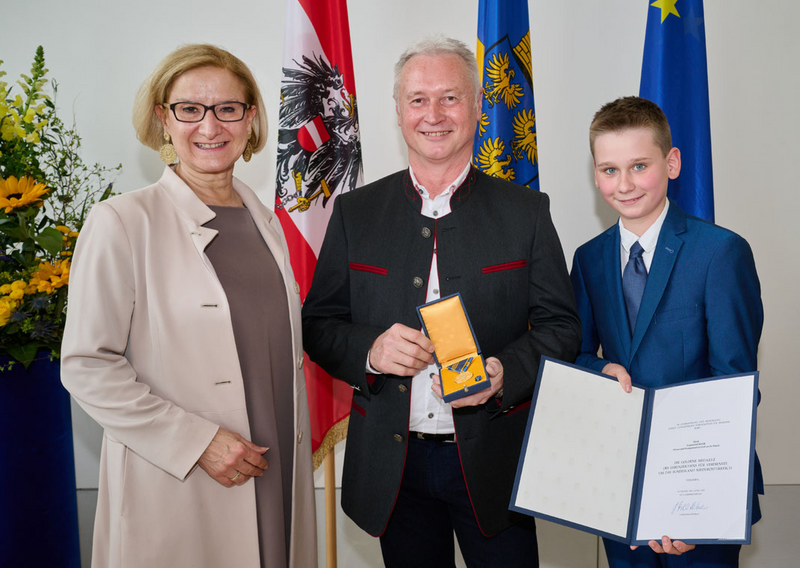 Landeshauptfrau Mikl-Leitner, Leopold und Jungwinzer Thomas beim Festakt im April 2022